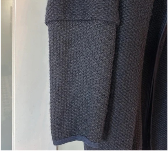 Long navy 80% wool Scandinavian style sweater - Picture 2 of 7
